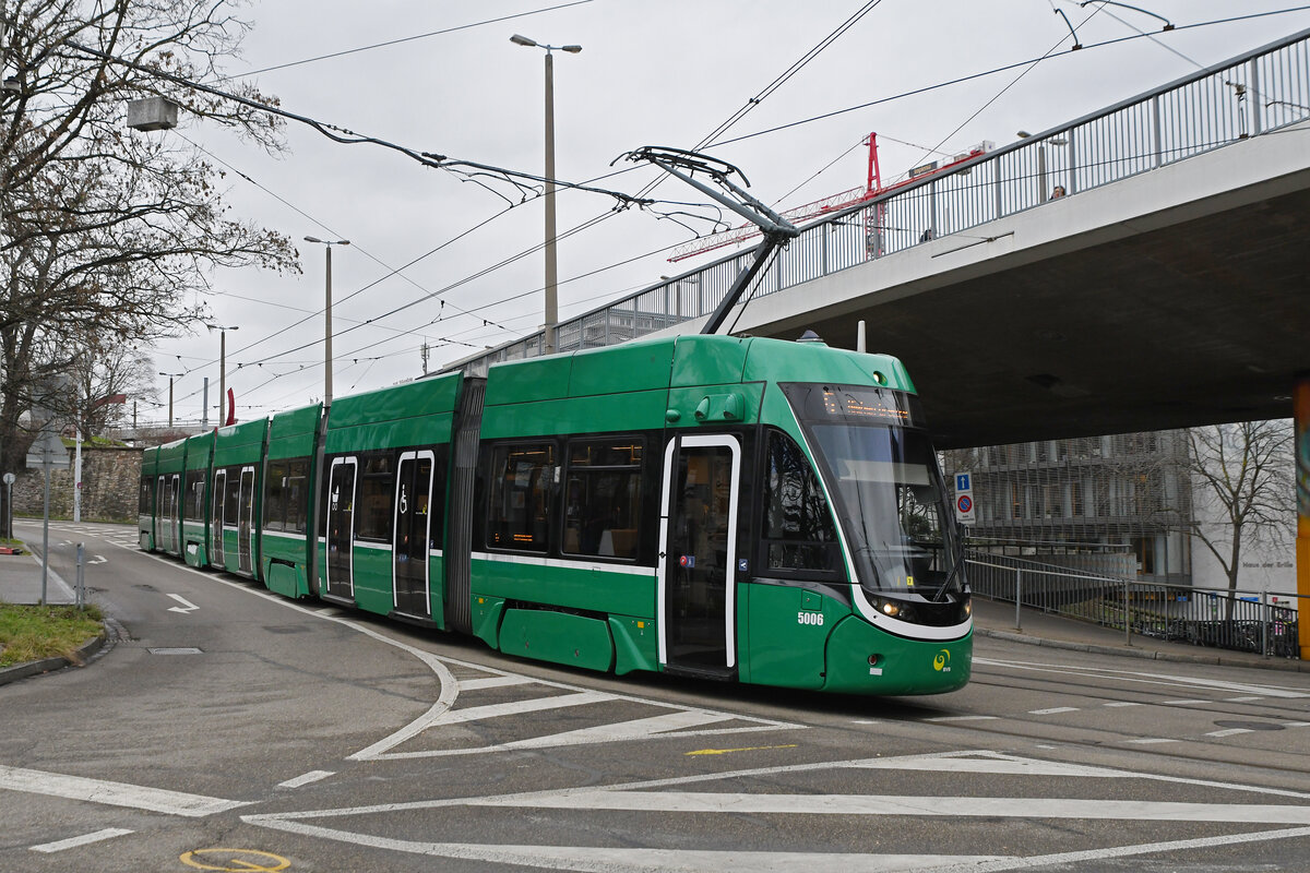 Be 6/8 Flexity 5006, auf der Linie 6, fährt am 24.01.2024 zur Haltestelle Heuwaage.