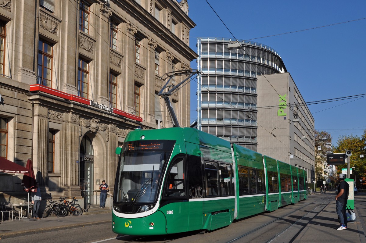 Be 6/8 Flexity 5006 auf der Linie 14 fährt zur Haltestelle am Aeschenplatz. Die Aufnahme stammt vom 26.10.2015.