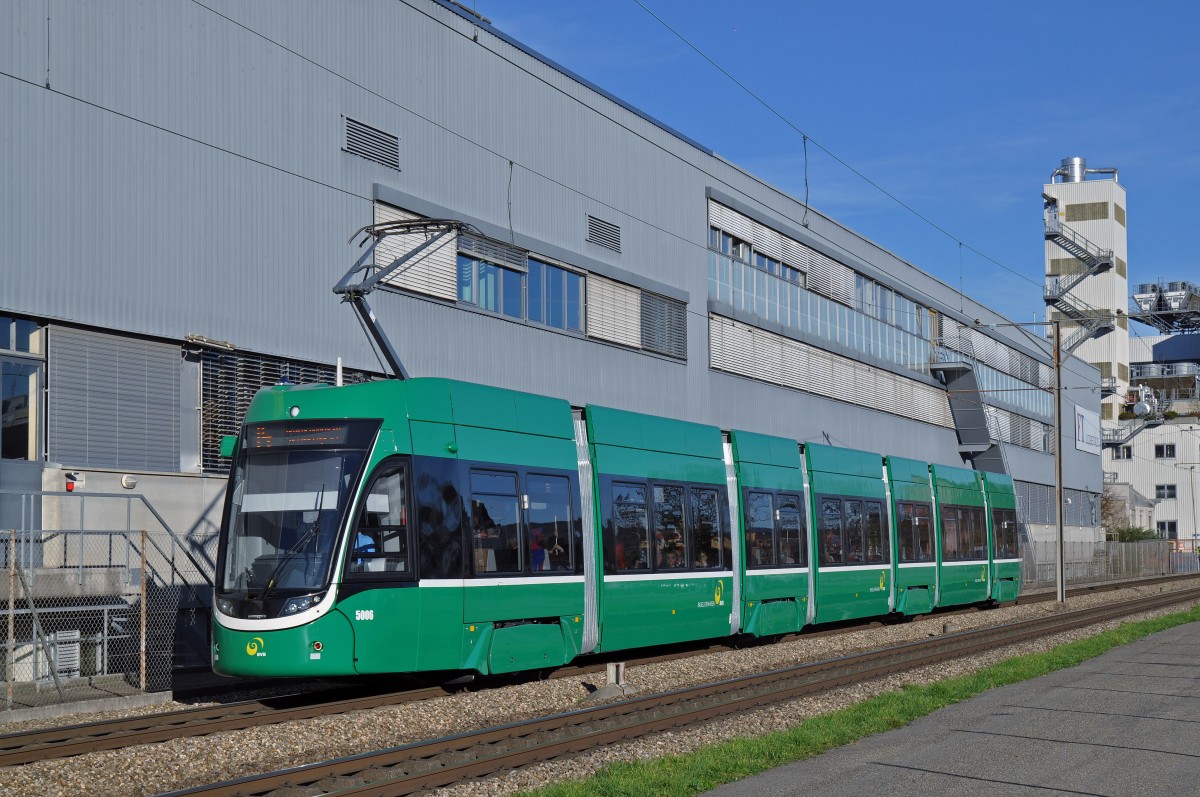 Be 6/8 Flexity 5006, auf der Linie 14, fährt zur Haltestelle Lachmatt. Die Aufnahme stammt vom 08.11.2015.