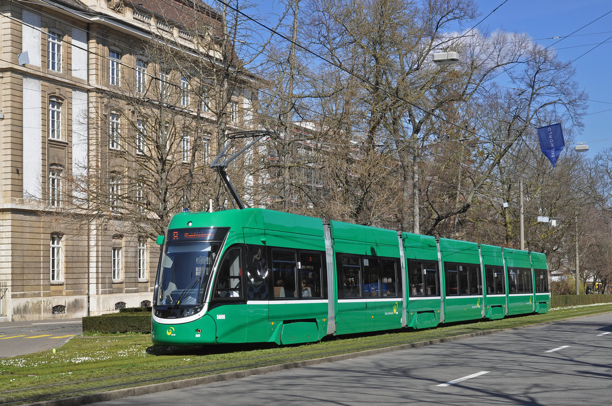 Be 6/8 Flexity 5006, auf der Linie 8, fährt zur Haltestelle am Bahnhof SBB. Die Aufnahme stammt vom 26.03.2016.