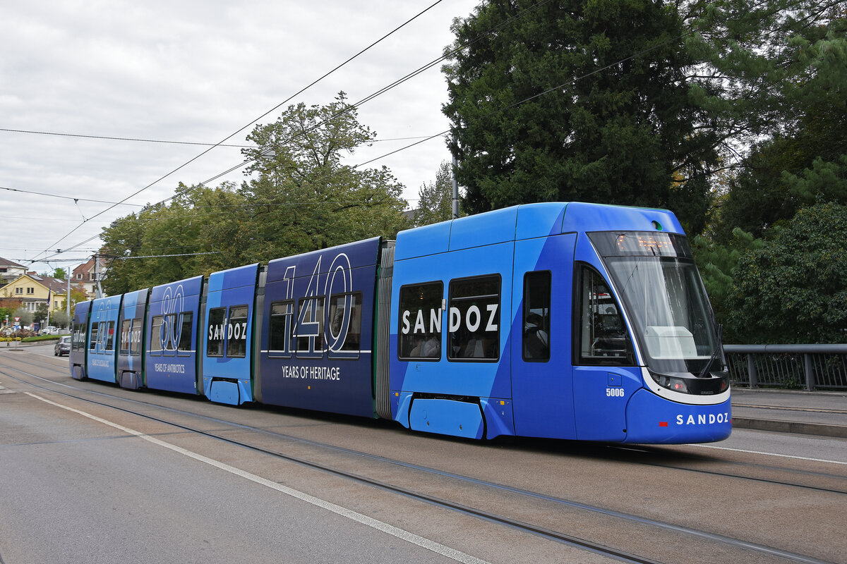 Be 6/8 Flexity 5006 mit der SANDOZ Werbung, auf der Linie 2, �berquert am 13.10.2026 die Wettsteinbr�cke Richtung Haltestelle Wettsteinplatz. Aufnahme Basel.