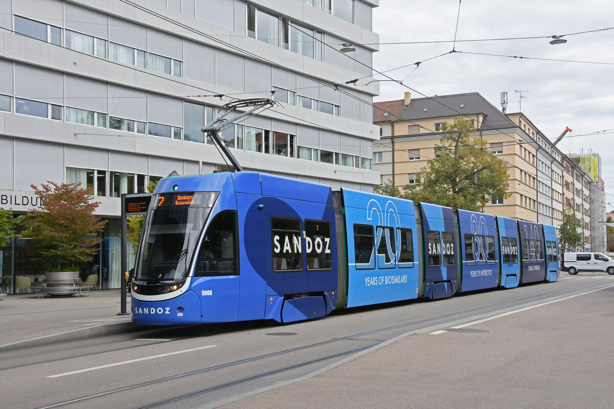 Be 6/8 Flexity 5006 mit der SANDOZ Werbung, auf der Linie 2, bedient am 13.10.2026 die Haltestelle Gewerbeschule. Aufnahme Basel.