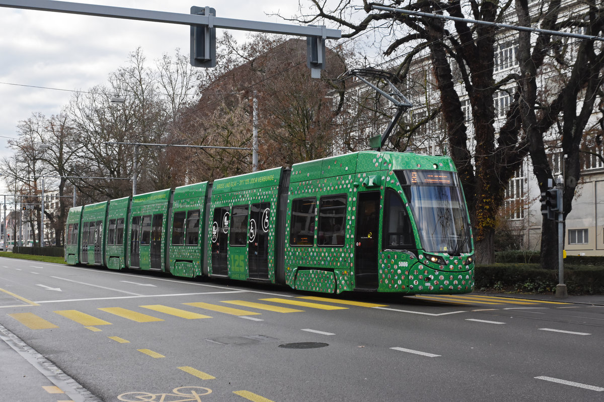 Be 6/8 Flexity 5006 zum 125 Jahr Jubiläum der BVB, auf der Linie 8, fährt zur Haltestelle am Aeschenplatz. Die Aufnahme stammt vom 16.12.2020.