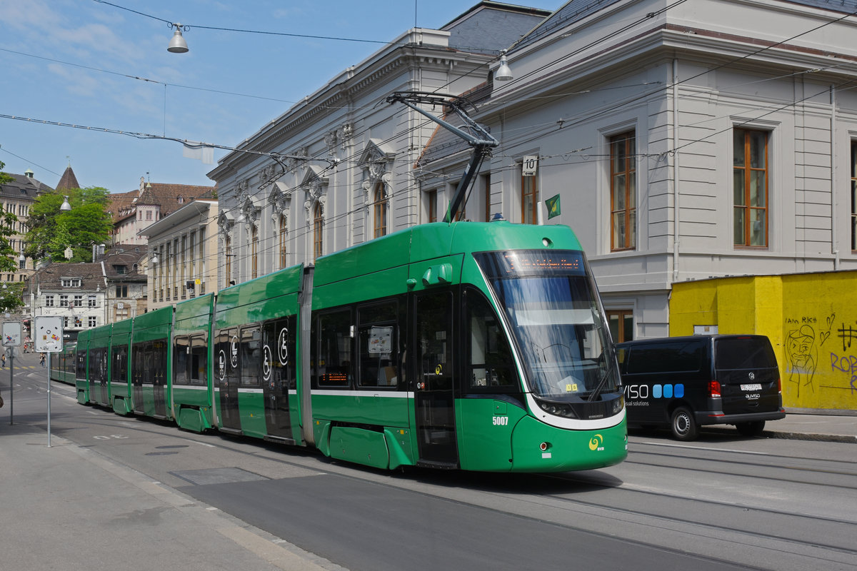 Be 6/8 Flexity 5007, auf der Linie 3, fährt den Steinenberg hoch zur Haltestelle Bankverein. Die Aufnahme stammt vom 28.05.2020.