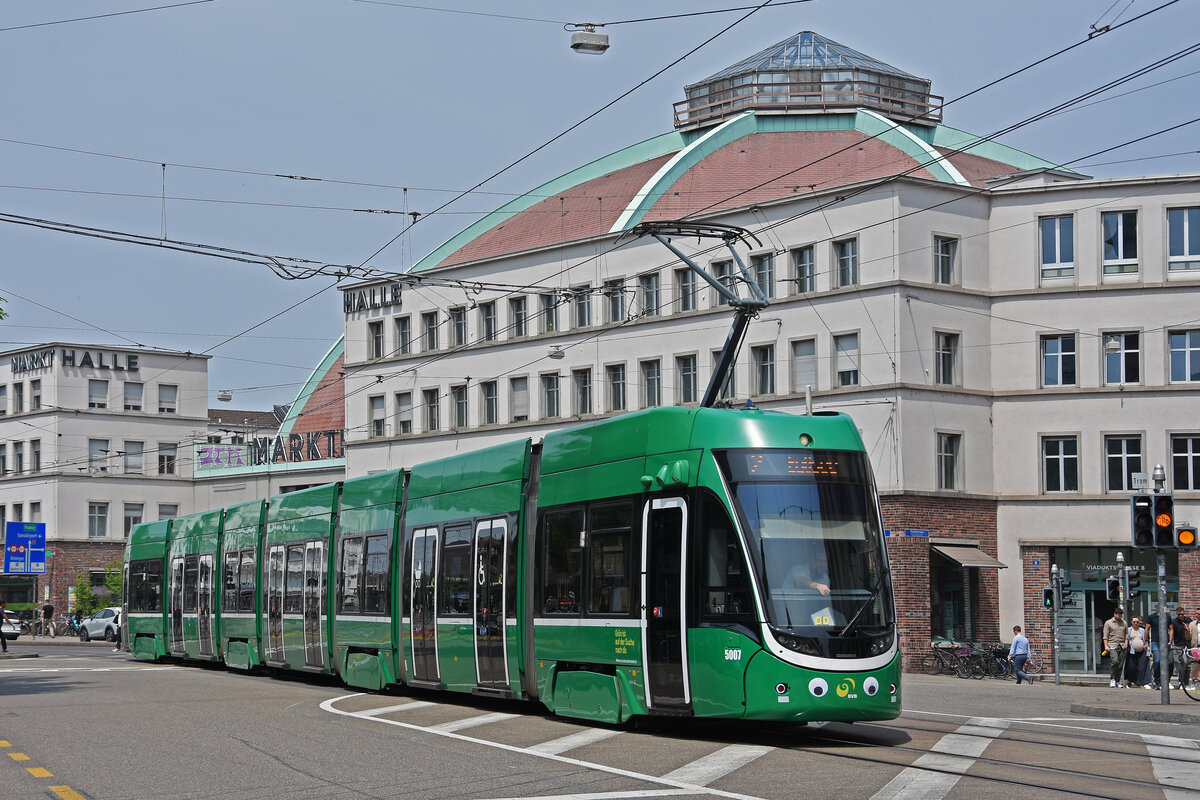 Be 6/8 Flexity 5007, auf der Linie 2, fährt am 10.06.2025 zur Haltestelle am Bahnhof SBB. Aufnahme Basel.
