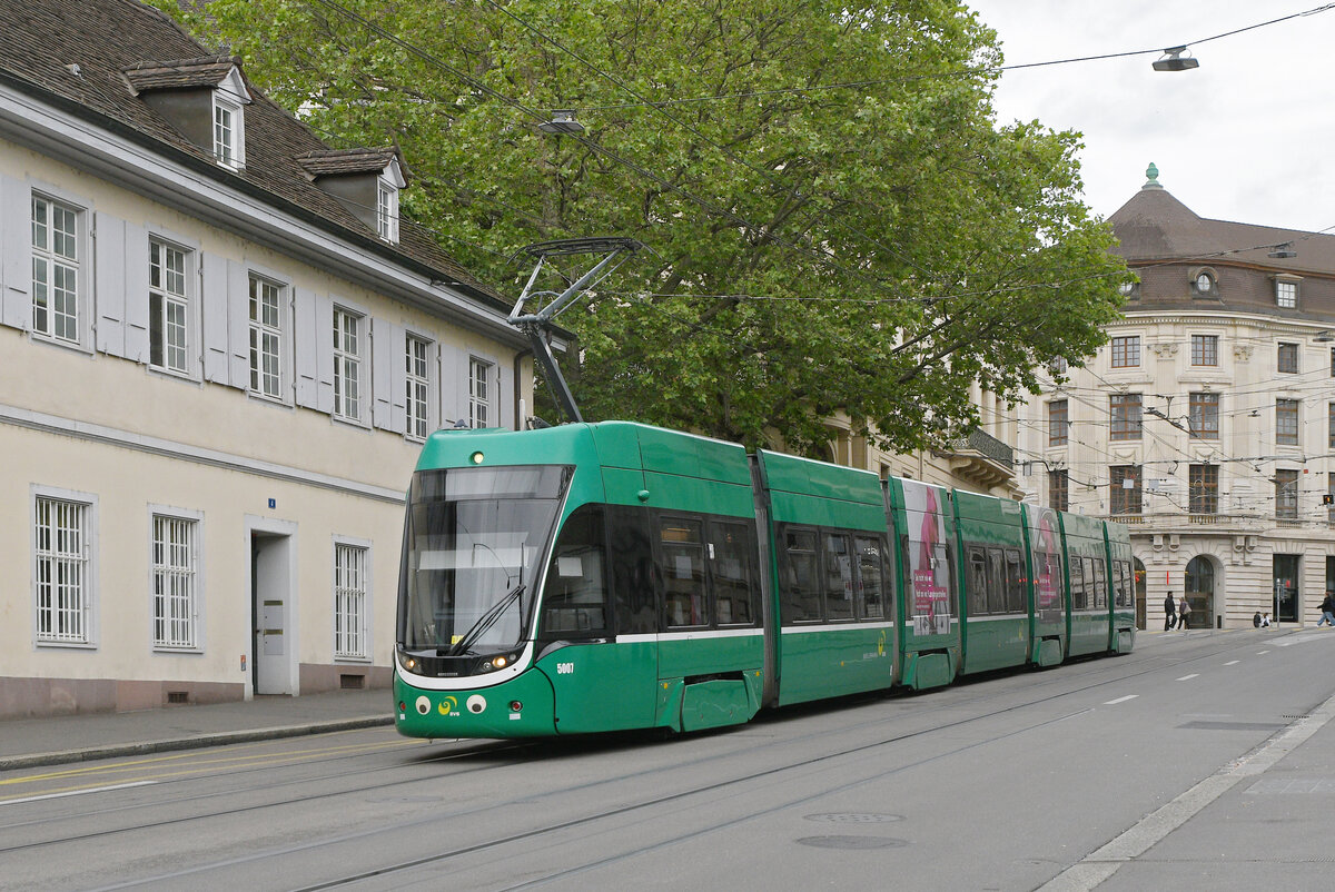 Be 6/8 Flexity 5007, auf der Linie 14, f�hrt am 11.05.2026 den Steinenberg hinunter zur Haltestelle Barf�sserplatz. Aufnahme Basel.