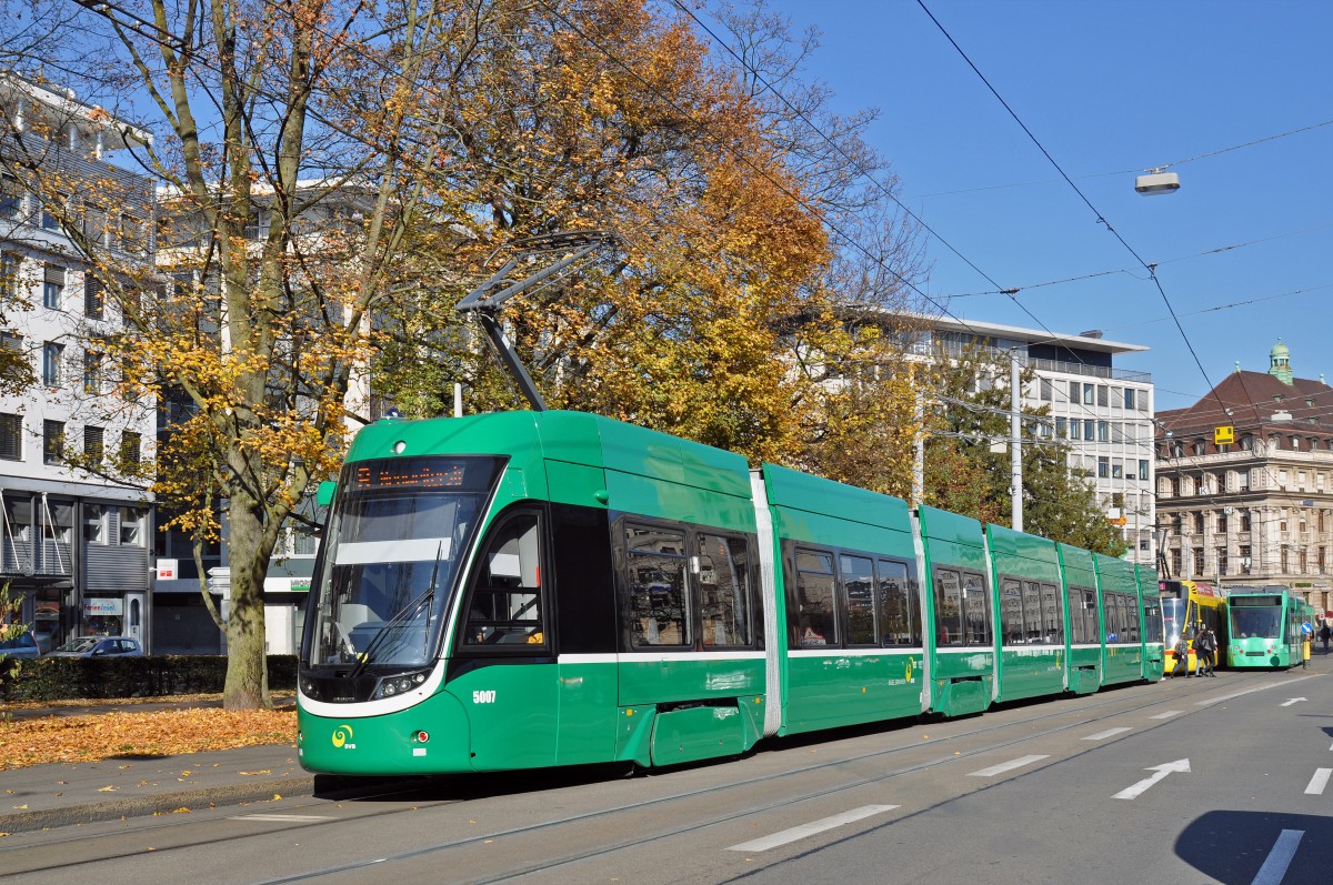 Be 6/8 Flexity 5007, auf der Linie 8, bedient die Haltestelle am Aeschenplatz. Die Aufnahme stammt vom 02.11.2015.