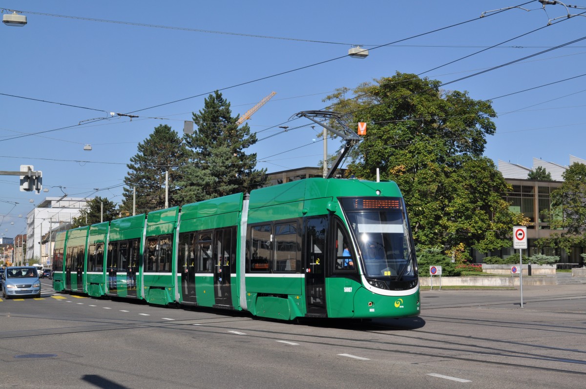 Be 6/8 Flexity 5007 geht auf eine Ausbildungsfahrt. Hier fährt der Wagen zur Haltestelle CIBA. Die Aufnahme stammt vom 21.09.2015.