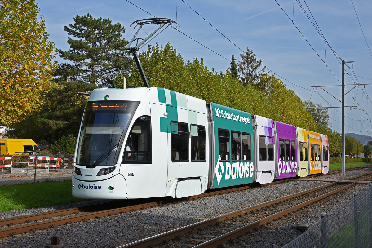 Be 6/8 Flexity 5007 mit der Baloise Werbung, auf der Linie 14, fährt am 29.10.2022 zur Haltestelle Muttenz Dorf.
