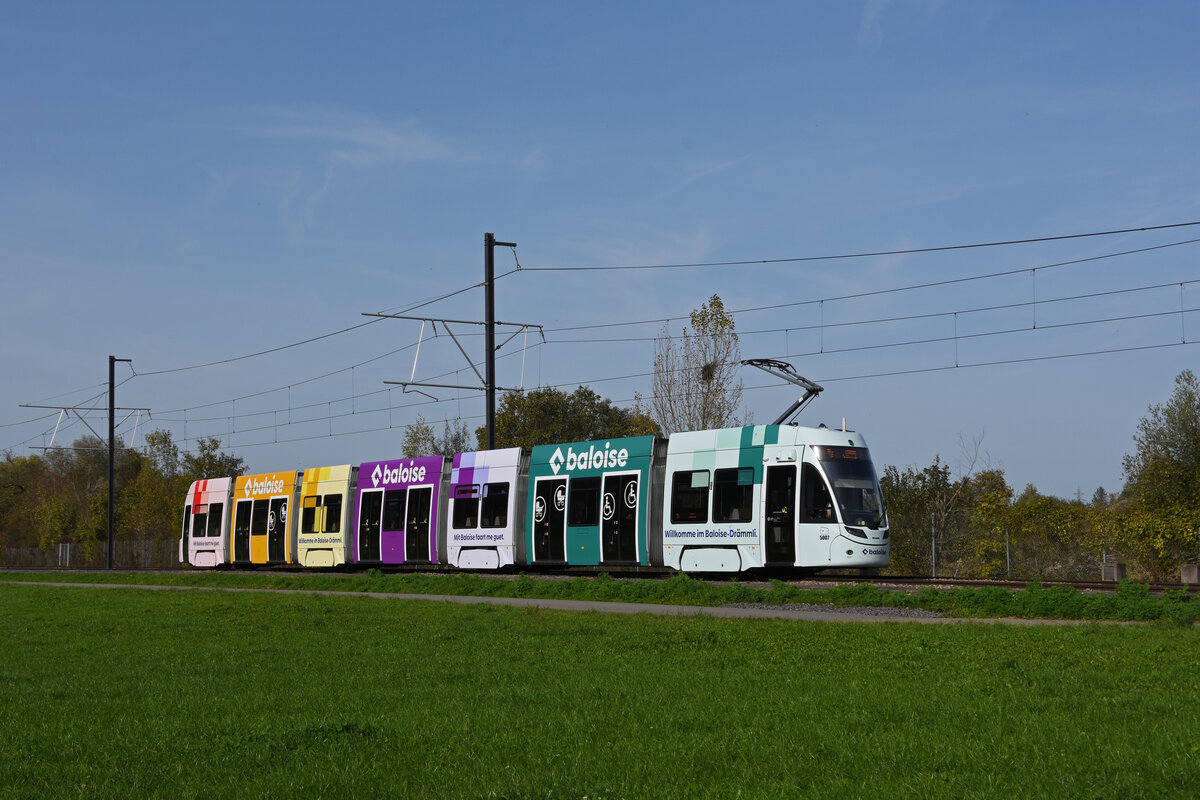 Be 6/8 Flexity 5007 mit der Baloise Werbung, auf der Linie 14, fährt am 29.10.2022 zur Haltestelle Lachmatt.