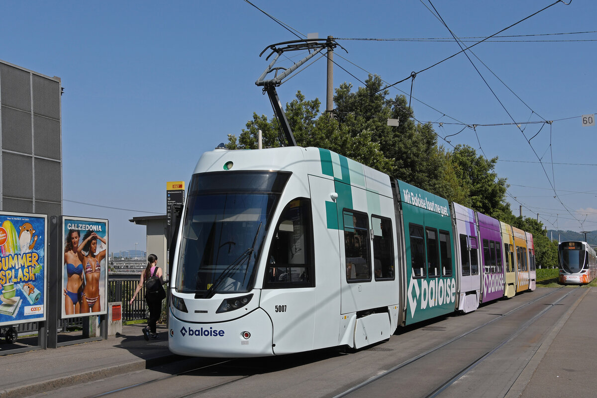 Be 6/8 Flexity 5007 mit der Baloise Werbung, auf der wegen einer Grossbaustelle zwischen Hardstrasse und Pratteln umgeleiteten Linie 14, bedient am 01.06.2023 die Haltestelle Münchensteinerstrasse.