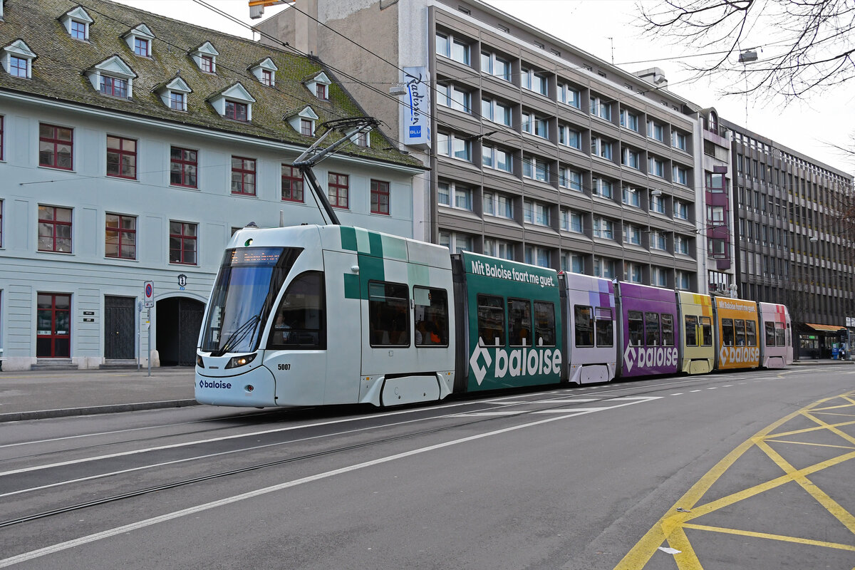 Be 6/8 Flexity 5007 mit der Baloise Werbung, auf der Linie 6, fährt am 19.02.2024 zur Haltestelle Theater.