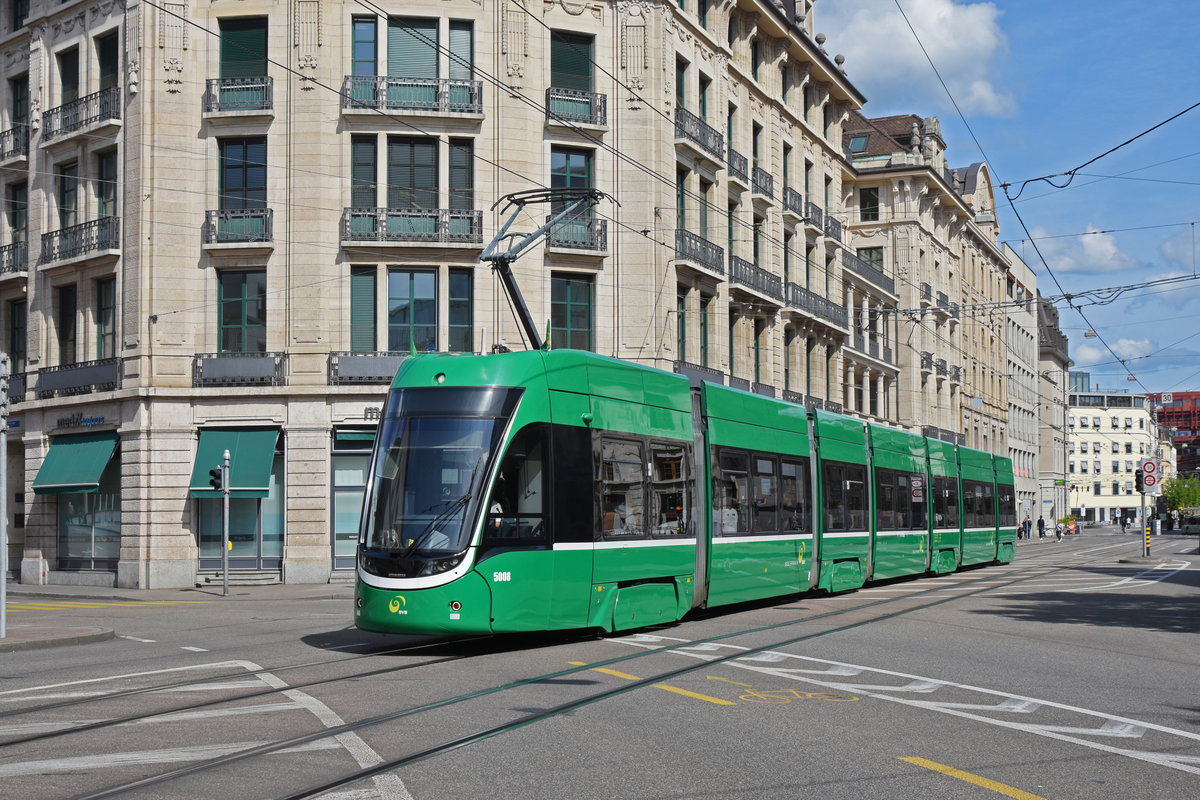 Be 6/8 Flexity 5008, auf der Linie 1, fährt zur Haltestelle Markthalle. Die Aufnahme stammt vom 24.05.2020.