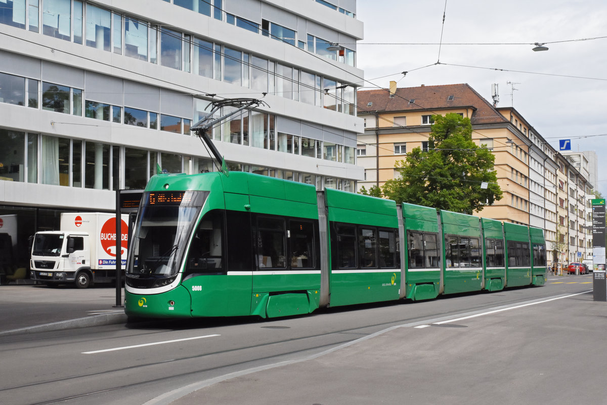 Be 6/8 Flexity 5008, auf der Linie 6, bedient die Haltestelle Gewerbeschule. Die Aufnahme stammt vom 29.04.2020.