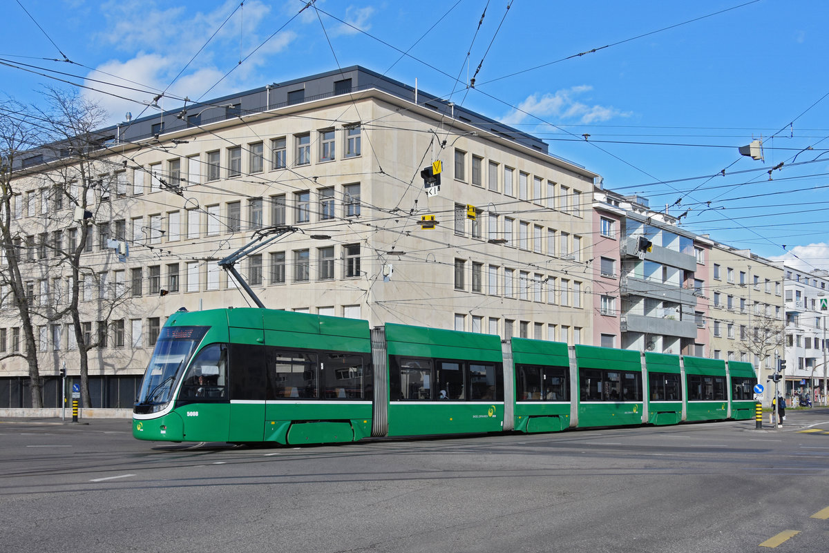 Be 6/8 Flexity 5008, auf der Linie 1, fährt bei der Haltestelle Dreirosenbrücke ein. Die Aufnahme stammt vom 12.03.2021.