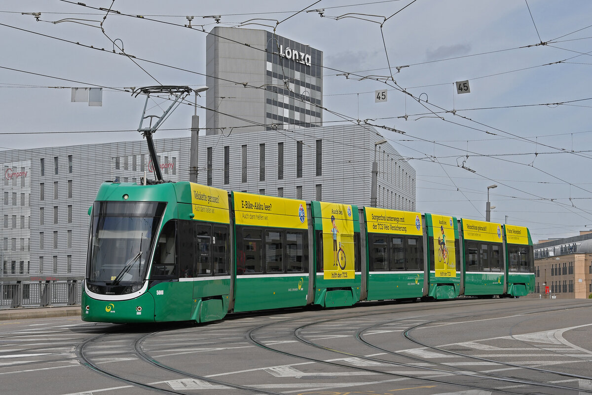 Be 6/8 Flexity 5008 auf der wegen einer Grossbaustelle zwischen Hardstrasse und Pratteln umgeleiteten Linie 14, fährt am 04.05.2024 bei der Haltestelle Münchensteinerstrasse ein.