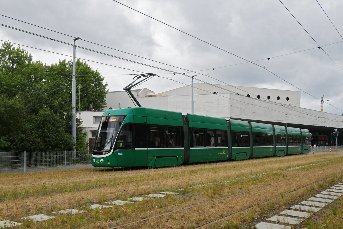 Be 6/8 Flexity 5008, auf der Linie 14, verlässt am 07.07.2025 die Haltestelle St. Jakob. Aufnahme Basel. 