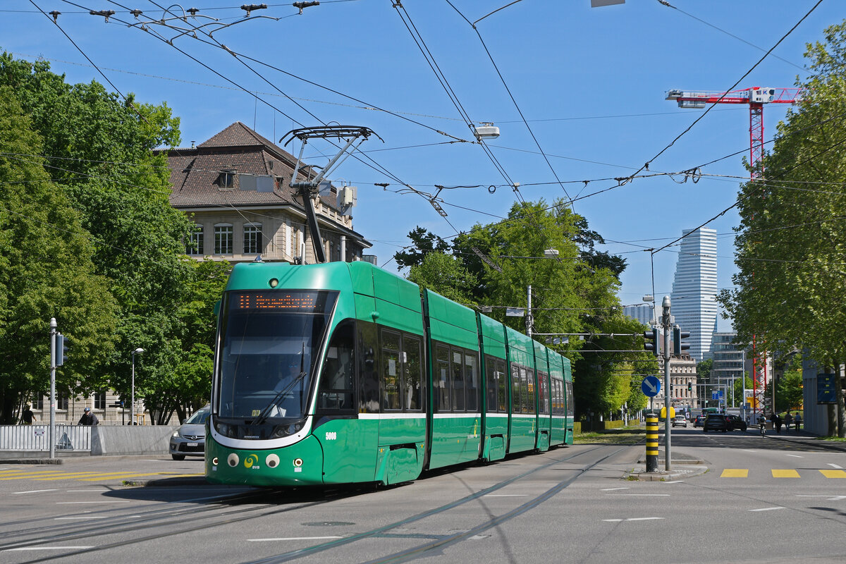 Be 6/8 Flexity 5008, auf der Linie 8, f�hrt am 27.04.2026 zur Haltestelle am Bahnhof SBB. Aufnahme Basel.