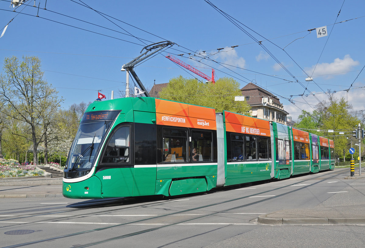 Be 6/8 Flexity 5008, auf der Linie 8, fährt zur Haltestelle am Bahnhof SBB. Die Aufnahme stammt vom 19.04.2016.
