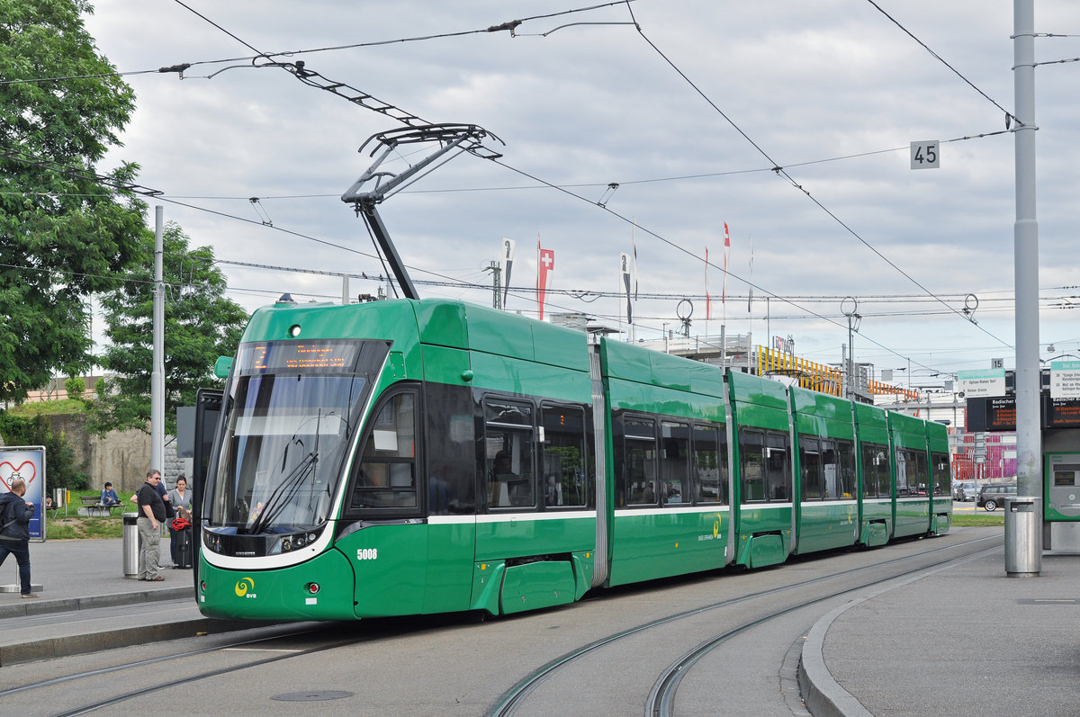 Be 6/8 Flexity 5008, auf der Linie 2, bedient die Haltestelle am Badischen Bahnhof. Die Aufnahme stammt vom 03.07.2016.