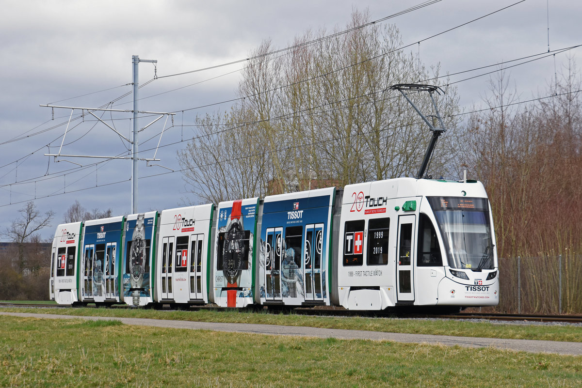Be 6/8 Flexity 5008 (hier noch ohne Betriebsnummer) mit der Werbung für Tissot Uhren, anlässlich der Messe Basel World 2019, auf der Linie 14, fährt zur Haltestelle Lachmatt. Die Aufnahme stammt vom 05.03.2019.