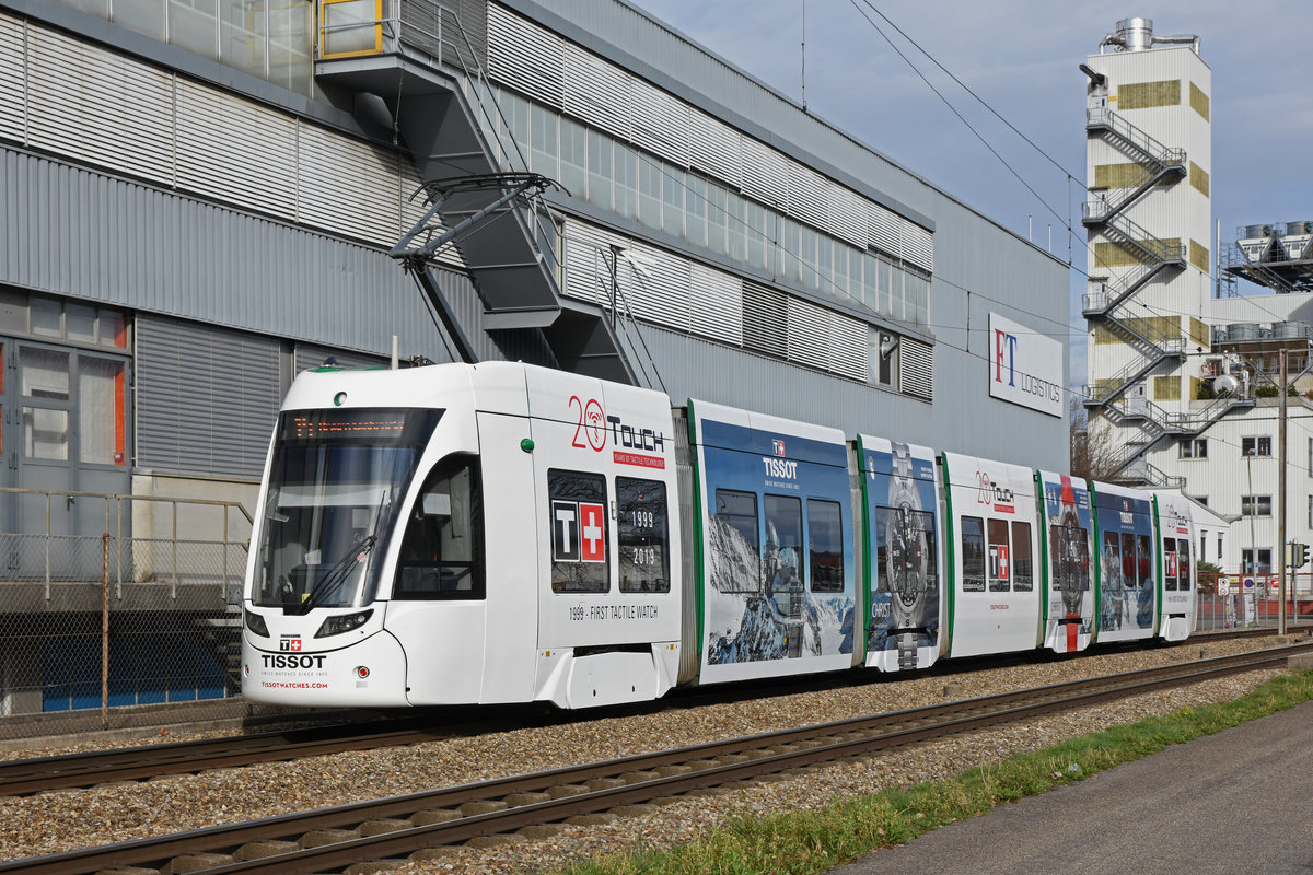 Be 6/8 Flexity 5008 (hier noch ohne Betriebsnummer) mit der Werbung für Tissot Uhren, anlässlich der Messe Basel World 2019, auf der Linie 14, fährt zur Haltestelle Lachmatt. Die Aufnahme stammt vom 05.03.2019.