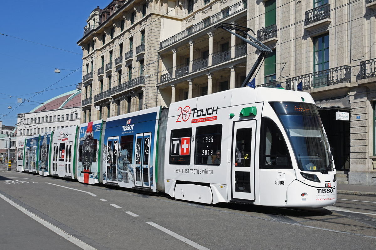 Be 6/8 Flexity 5008 mit der Werbung für Tissot Uhren, anlässlich der Messe Basel World 2019, auf der Linie 2, fährt zur Haltestelle am Bahnhof SBB. Die Aufnahme stammt vom 23.03.2019.