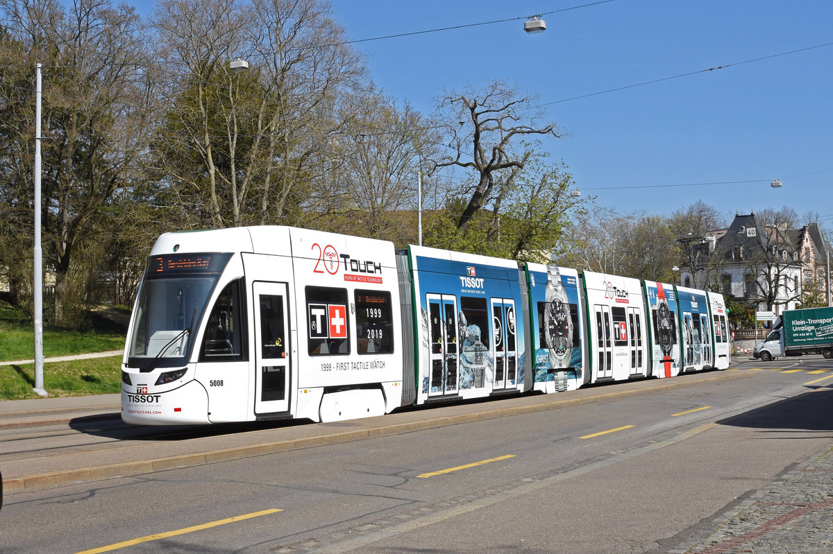 Be 6/8 Flexity 5008 mit der Werbung für Tissot Uhren, anlässlich der Messe Basel World 2019, bedient die Haltestelle St. Alban Tor Richtung Breite. Die Aufnahme stammt vom 29.03.2019.