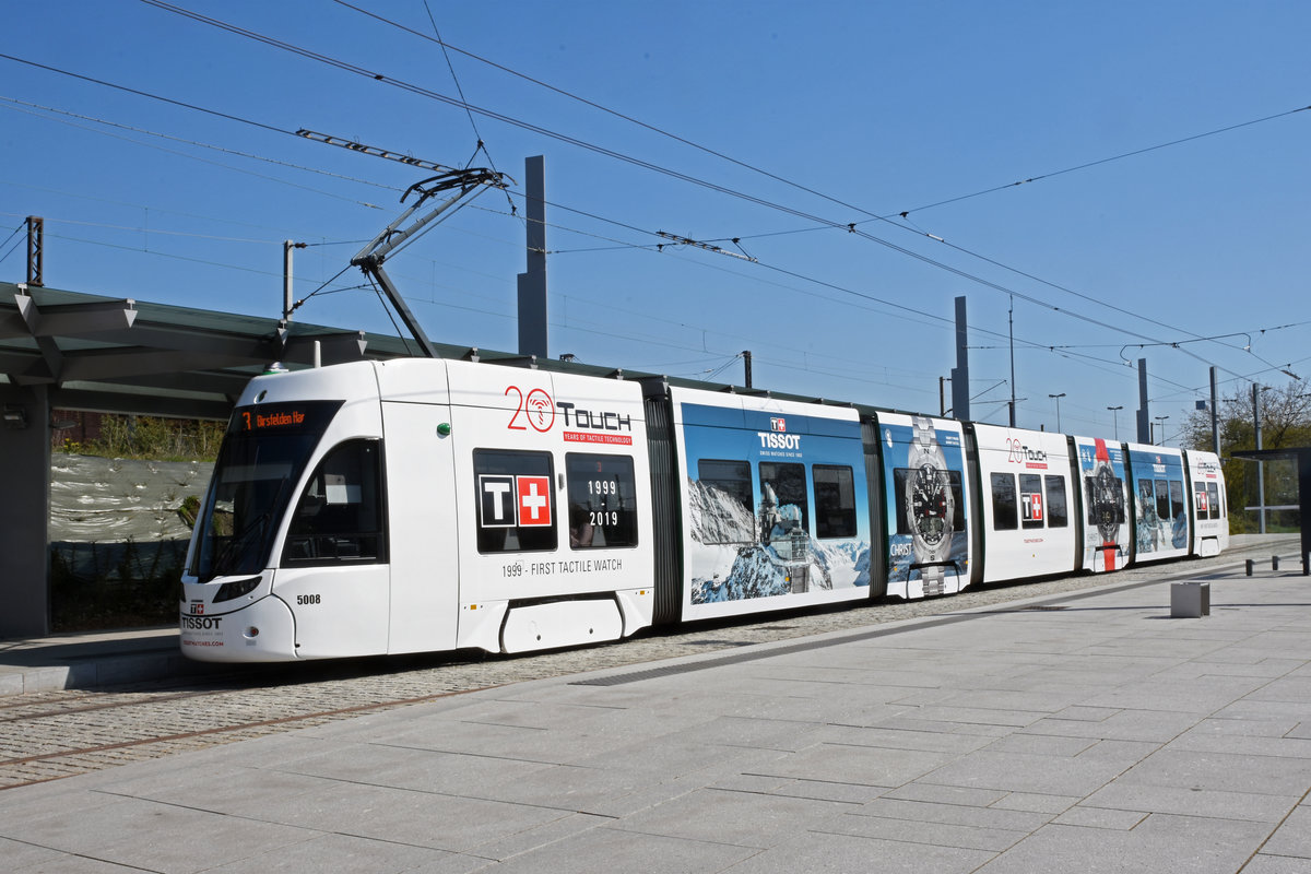 Be 6/8 Flexity 5008 mit der Tissot Werbung anlässlich der Messe Basel World, auf der Linie 3, wartet an der Endstation an der Saint Louis Grenze. Die Aufnahme stammt vom 30.03.2019.