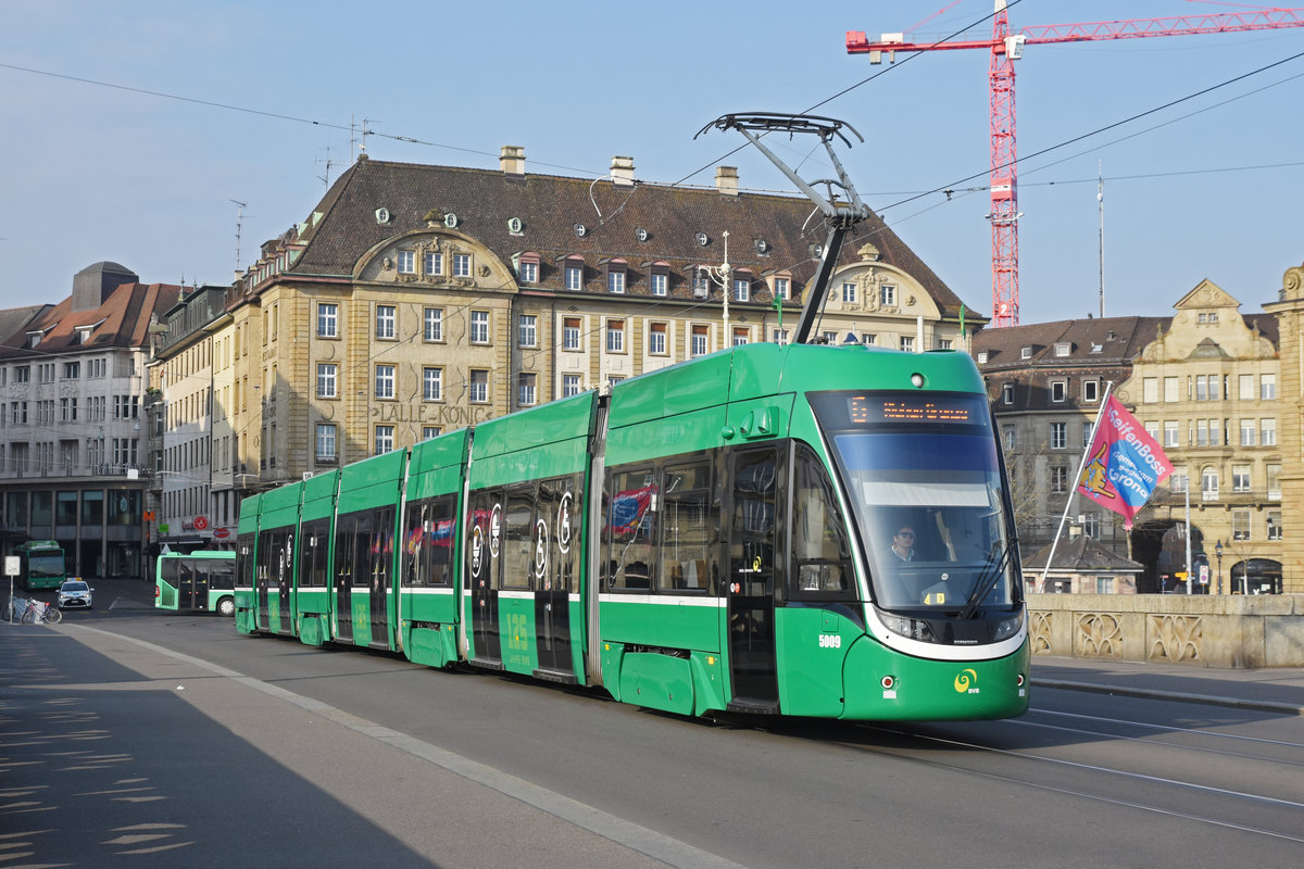 Be 6/8 Flexity 5009, auf der Linie 6, überquert die Mittlere Rheinbrücke. Die Aufnahme stammt vom 28.03.2020.