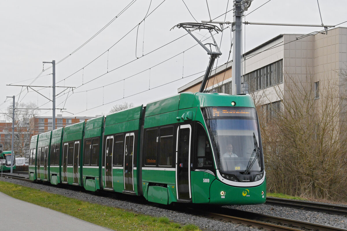 Be 6/8 Flexity 5009, auf der Linie 14, wendet am 10.03.2025 in der Wartenberg Schlaufe. Aufnahme Muttenz.