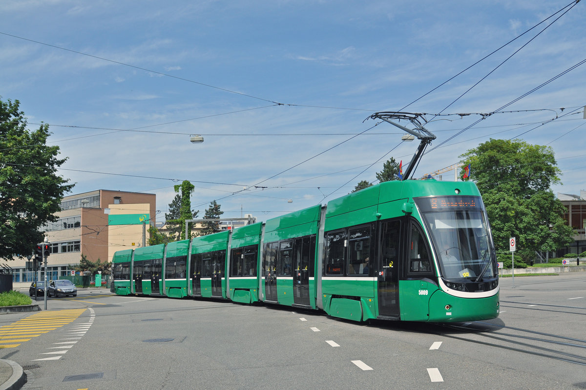 Be 6/8 Flexity 5009, auf der Linie 8, fährt zur Haltestelle CIBA. Die Aufnahme stammt vom 25.05.2016.