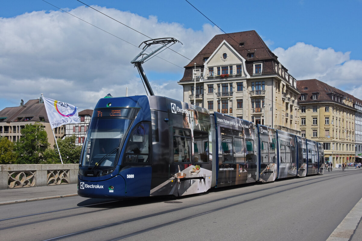 Be 6/8 Flexity 5009 mit der Elektrolux Werbung, auf der Linie 14, überquert die Mittlere Rheinbrücke. Die Aufnahme stammt vom 16.08.2021.