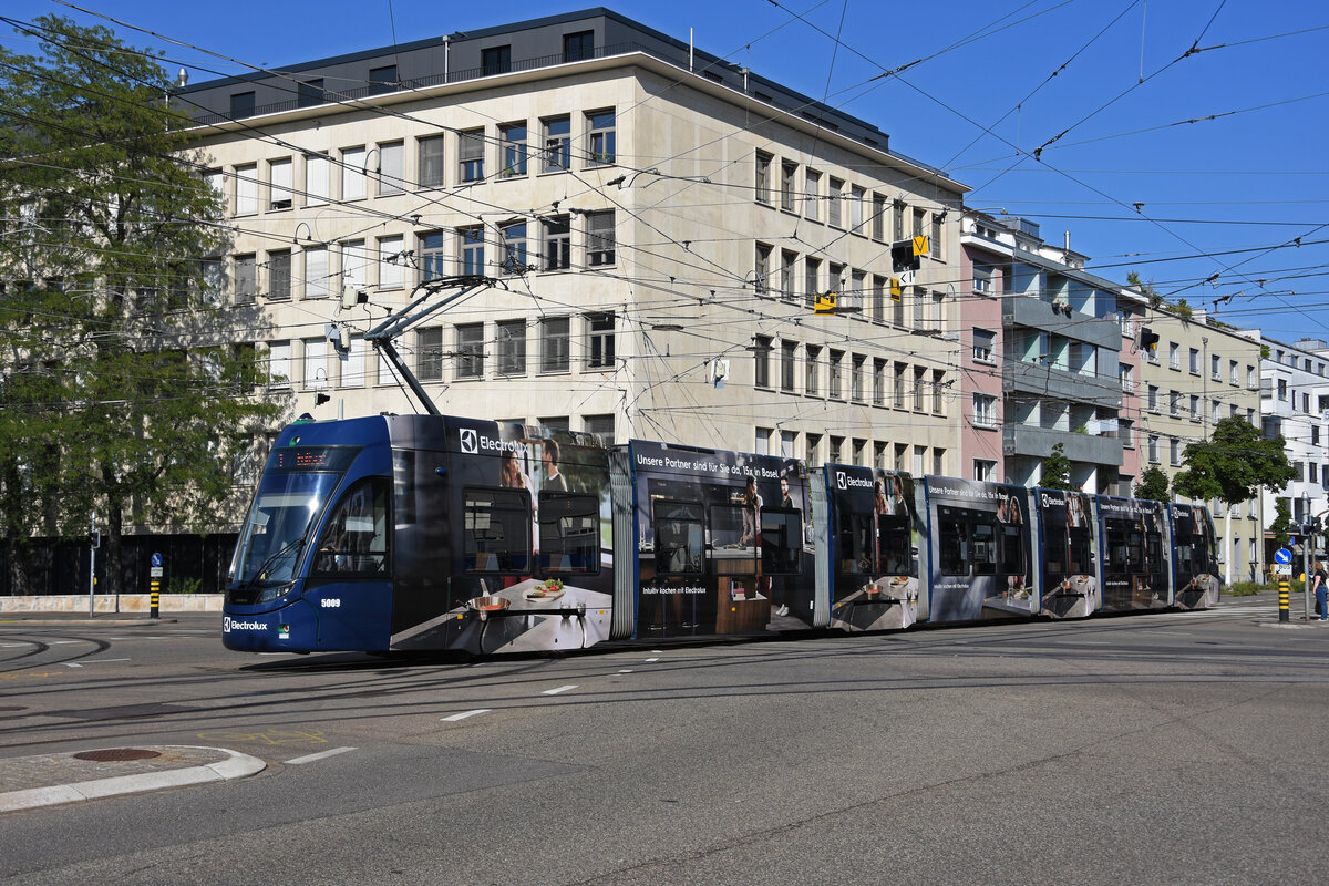 Be 6/8 Flexity 5009 mit der Elektrolux Werbung, auf der Linie 1, fährt bei der Haltestelle Dreirosenbrücke ein. Die Aufnahe stammt vom 03.09.2021.