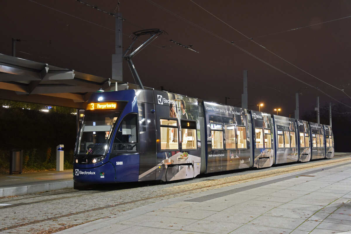 Be 6/8 Flexity 5009 mit der Elektrolux Werbung, auf der Linie 3, wartet an der Endstation beim Bahnhof Saint Louis. Die Aufnahme stammt vom 23.11.2021.