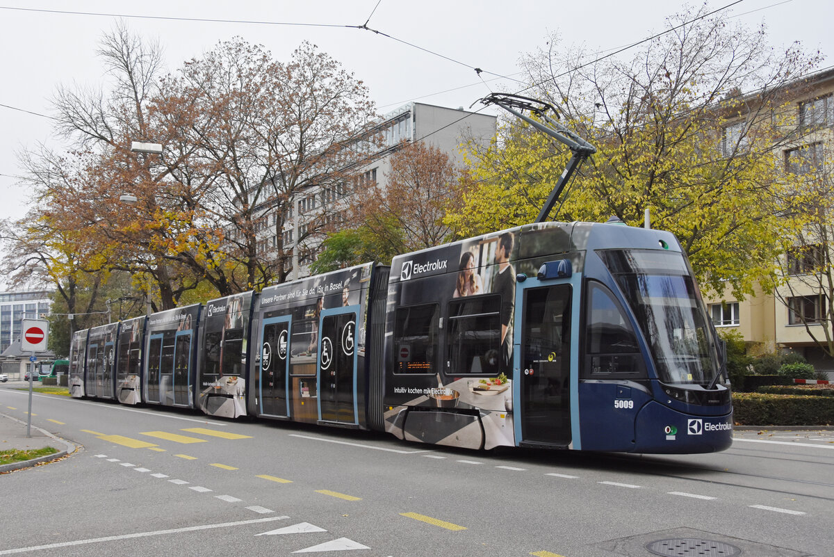 Be 6/8 Flexity 5009 mit der Elektrolux Werbung, auf der Linie 3, fährt zur Haltestelle Hardstrasse. Die Aufnahme stammt vom 21.11.2021.