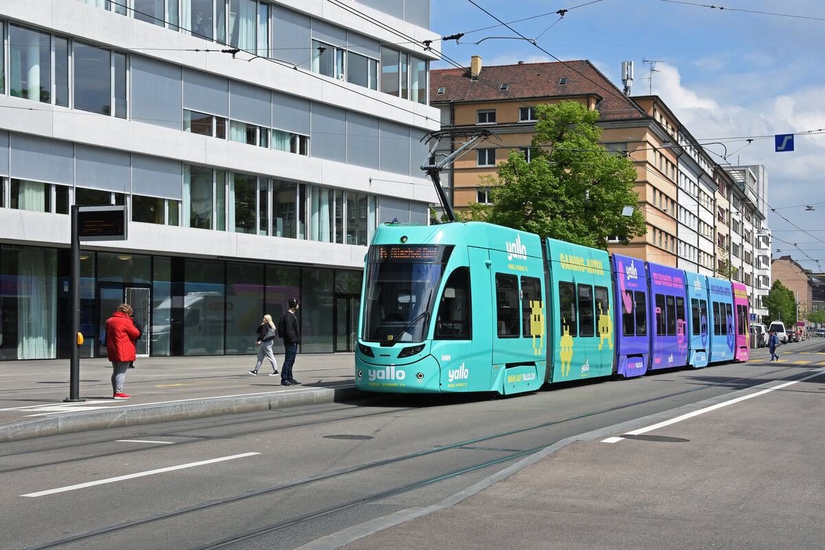 Be 6/8 Flexity 5009 mit der Yallo Werbung, auf der Linie 6, fährt bei der Haltestelle Gewerbeschule ein. Die Aufnahme stammt vom 27.04.2022.