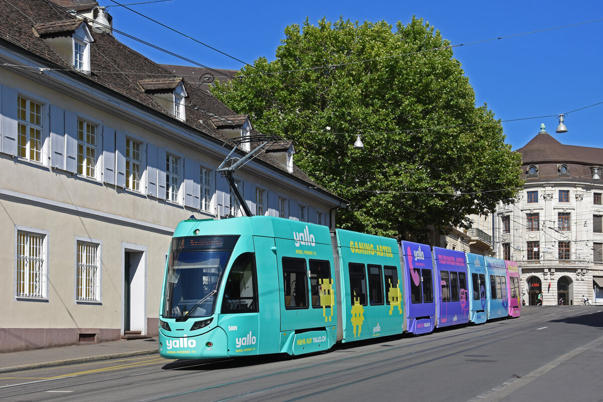 Be 6/8 Flexity 5009 mit der Yallo Werbung, auf der Linie 3, fährt den Steinenberg hinunter zur Haltestelle Barfüsserplatz. Die Aufnahme stammt vom 16.07.2022.