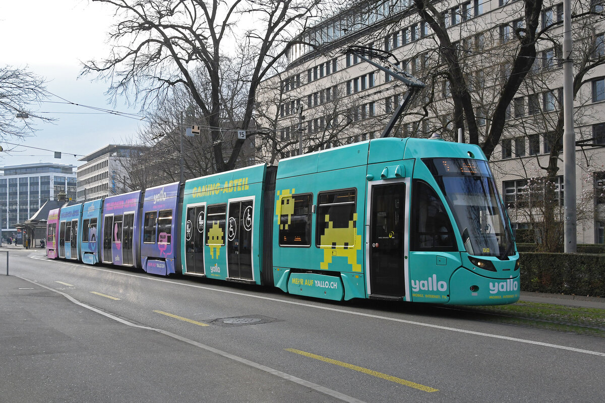 Be 6/8 Flexity 5009 mit der Yallo Werbung, auf der Linie 14, fährt am 01.03.2023 zur Haltestelle Hardstrasse.