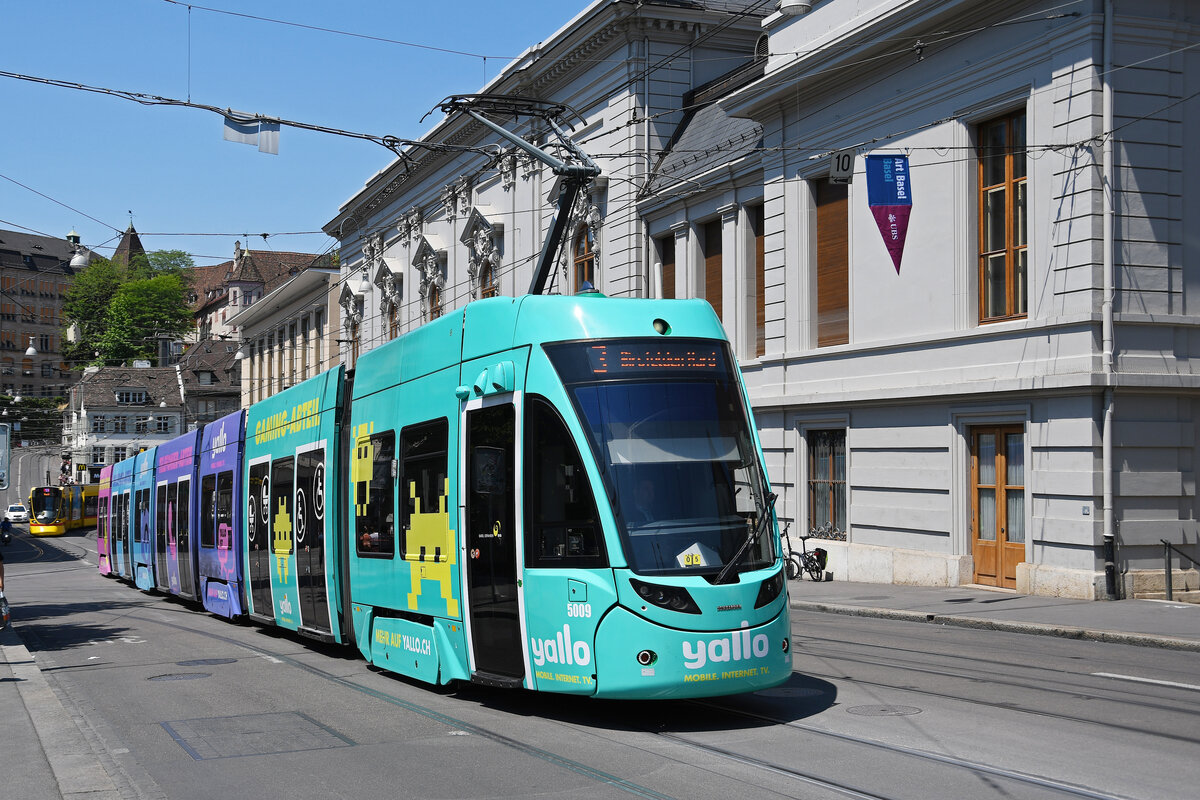Be 6/8 Flexity 5009 mit der Yallo Werbung, fährt am 14.06.2023 den Steinenberg hoch zur Haltestelle Bankverein.