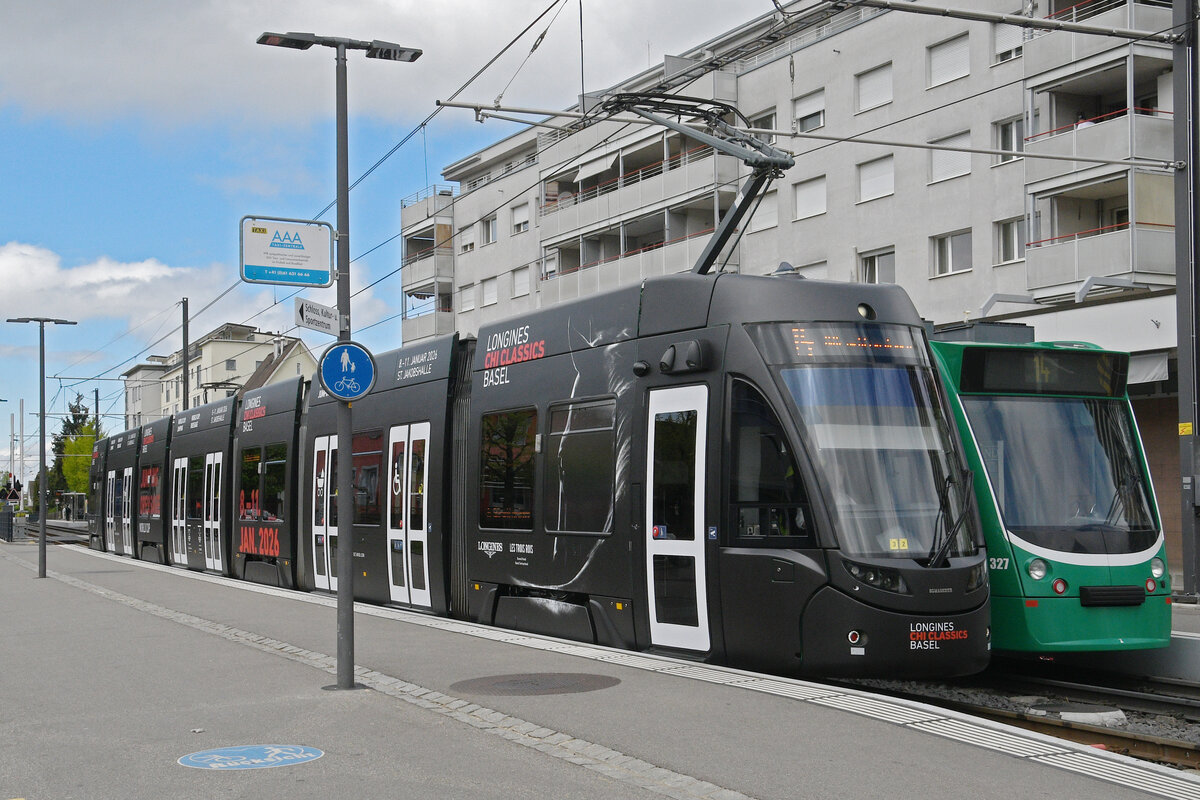 Be 6/8 Flexity 5009 mit der Werbung für Pferde Anlässe in Basel, auf der Linie 14, wartet am 14.04.2025 an der Endstation in Pratteln.