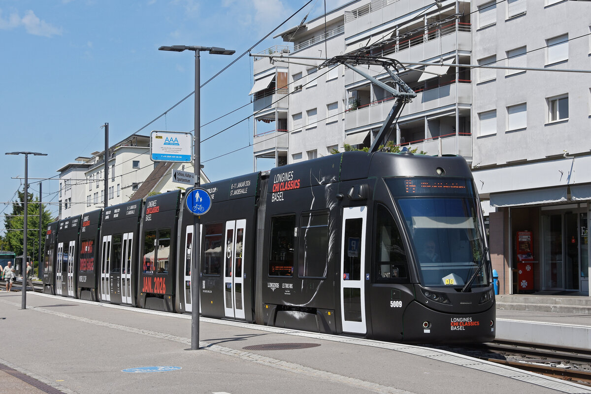 Be 6/8 Flexity 5009 mit der Werbung für Pferde Anlässe in Basel. auf der Linie 14, wartet am 21.06.2025 an der Endstation in Pratteln.