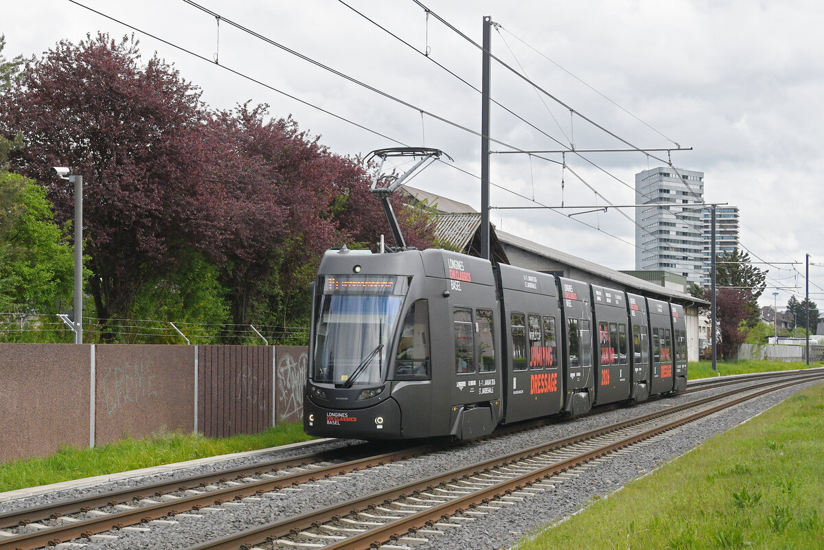 Be 6/8 Flexity 5009 mit der Werbung für Pferde Anlässe in Basel, auf der Linie 14, fährt am 14.04.2025 zur Haltestelle Kästeli. Aufnahme Pratteln.