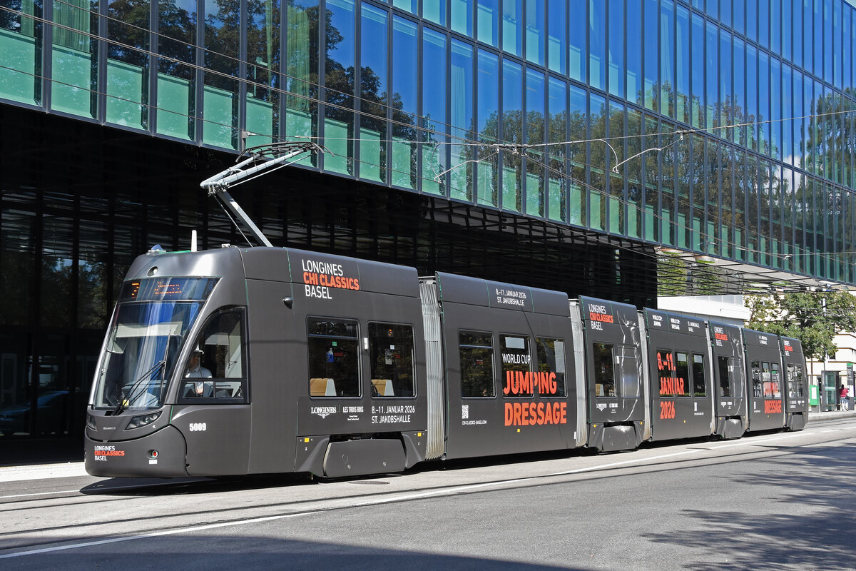 Be 6/8 Flexity 5009 mit der Werbung für Pferdeanlässe in Basel, auf der Linie 2, fährt am 02.09.2025 zur Haltestelle Messeplatz. Aufnahme Basel.