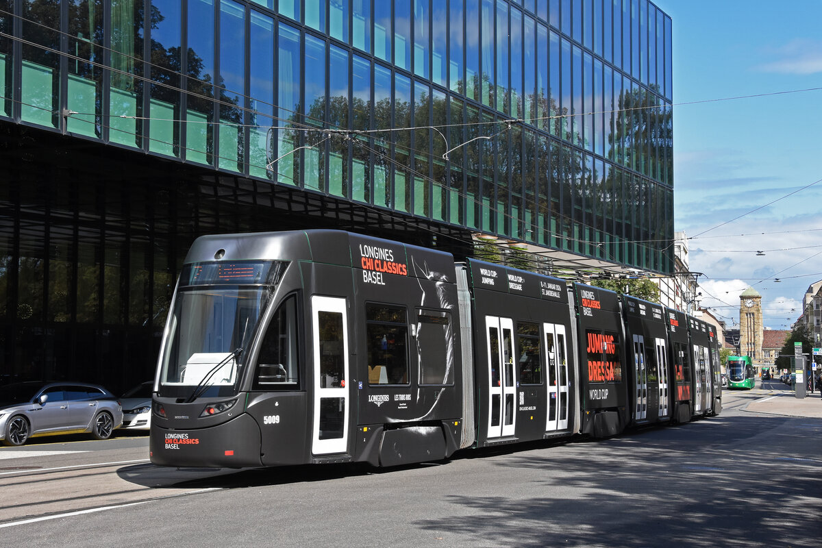 Be 6/8 Flexity 5009 mit der Werbung für Pferdeanlässe in Basel, auf der Linie 2, fährt am 02.09.2025 zur Haltestelle Gewerbeschule. Aufnahme Basel.