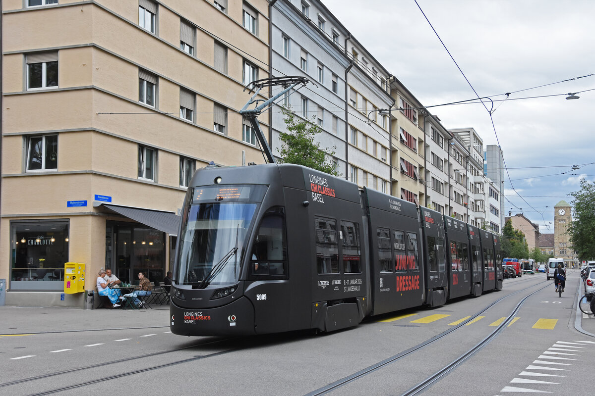 Be 6/8 Flexity 5009 mit der Werbung für Pferdeanlässe in Basel, auf der Linie 2, fährt am 02.09.2025 bei der Haltestelle Gewerbeschule ein. Aufnahme Basel.