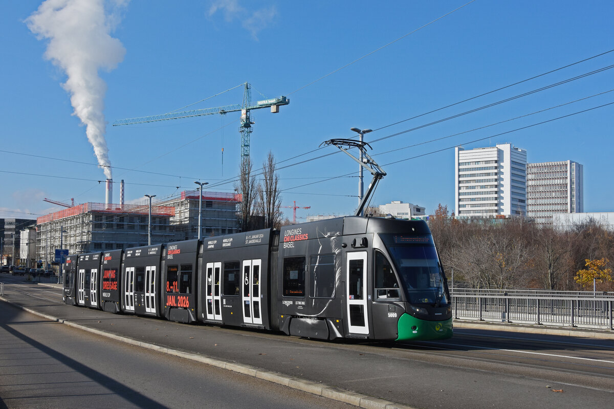 Be 6/8 Flexity 5009 mit der Werbung für Pferdeanlässe in Basel, auf der Linie 1, verlässt am 18.11.2025 die Haltestelle Novartis Campus. Aufnahme Basel.
