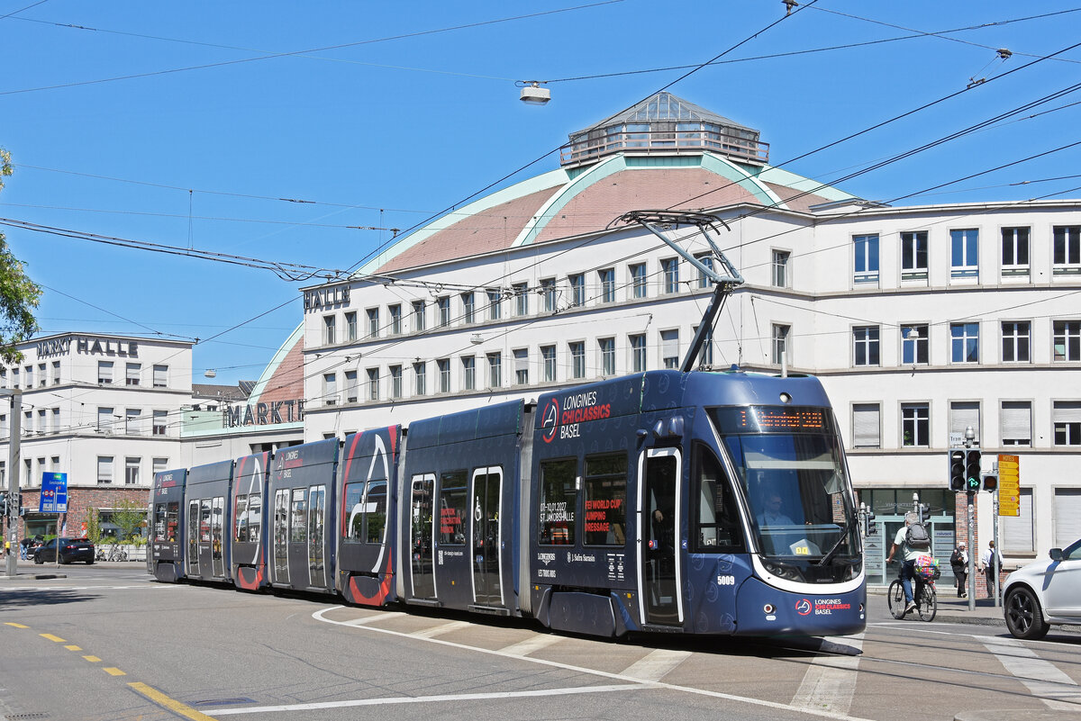 Be 6/8 Flexity 5009 mit der Werbung für einen Pferdeanlass im St. Jakob, auf der Linie 1, fährt am 01.05.2026 zur Endstation am Bahnhof SBB. Aufnahme Basel.