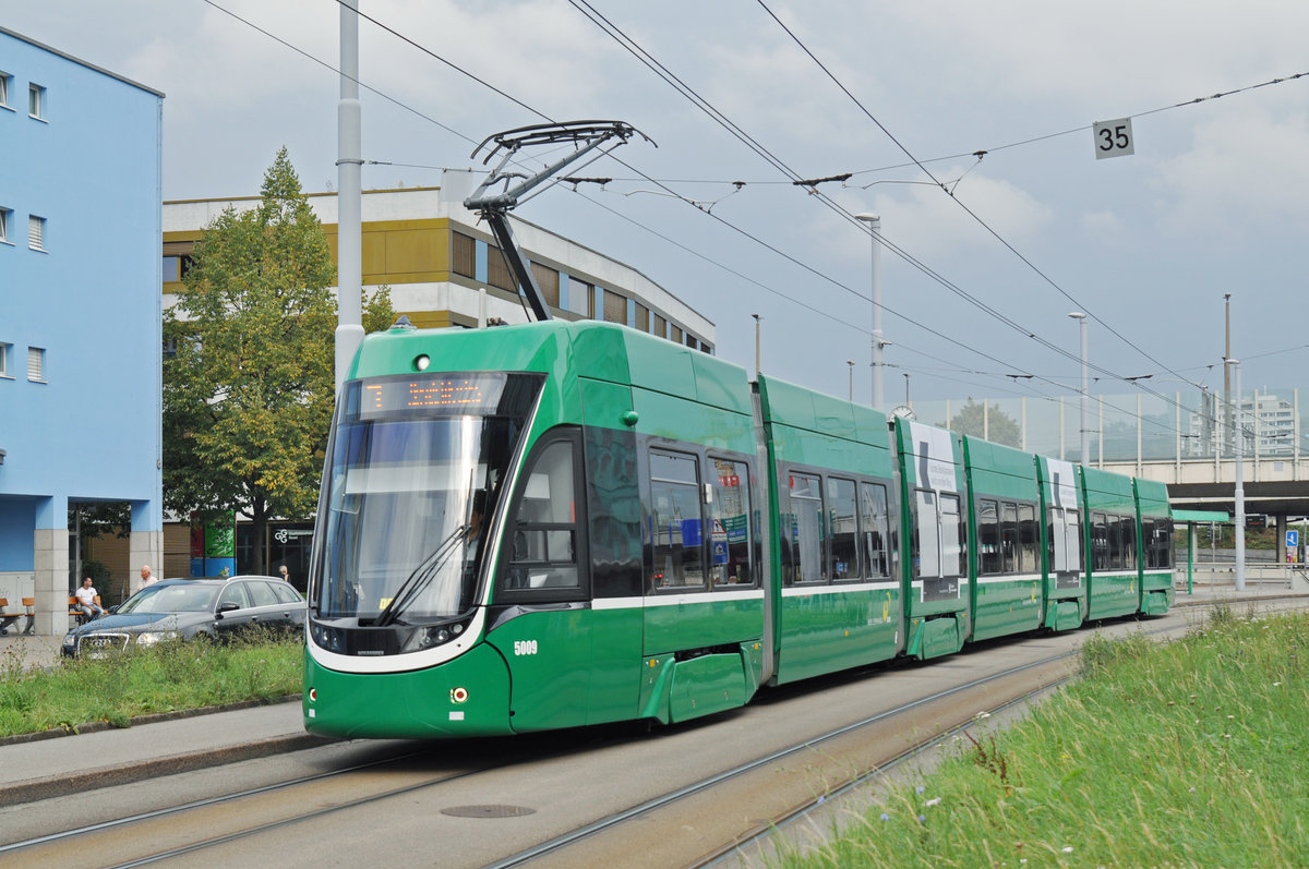 Be 6/8 Flexity 5009, mit einer Teilwewrbung für die BKB, verlässt die Haltestelle der Linie 3 an der Breite. Die Aufnahme stammt vom 20.09.2016.