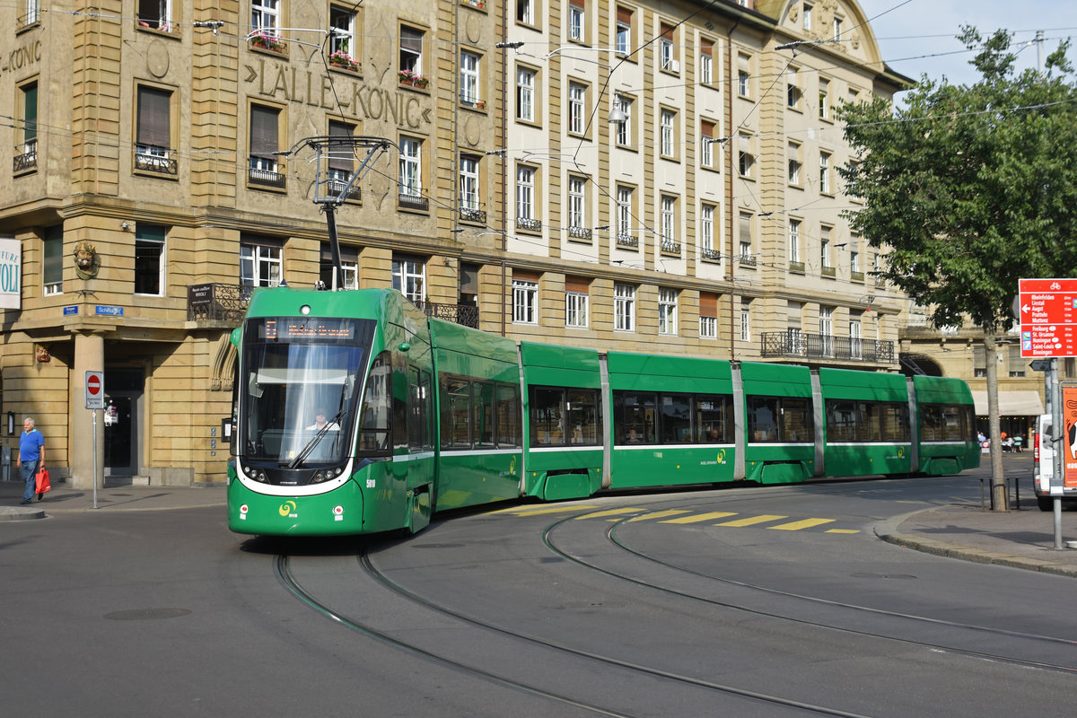 Be 6/8 Flexity 5010, auf der Linie 6, verlässt die Haltestelle Schifflände. Die Aufnahme stammt vom 08.08.2018.
